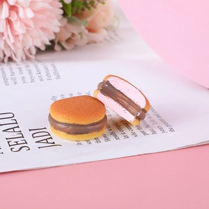 Macarons de resina en miniatura en rosa y amarillo con relleno de crema y textura mate