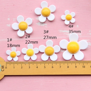 White acrylic daisy flower resin charms with yellow heart for DIY crafts in 18-35mm sizes