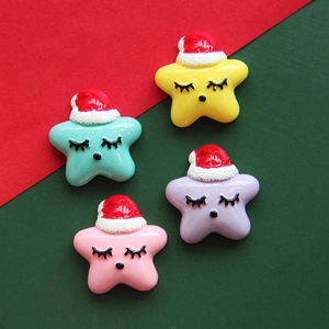Pastel kerststerren van hars met kerstmutsen voor DIY haaraccessoires en knutselprojecten