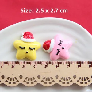 Kerstmis ster hars bedeltjes met kerstmutsen voor DIY haaraccessoires en telefoonhoesjes