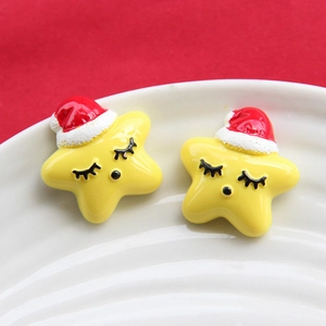 Macro-opname van kerststerren van hars met kerstmutsen voor DIY-haaraccessoires en hobby's