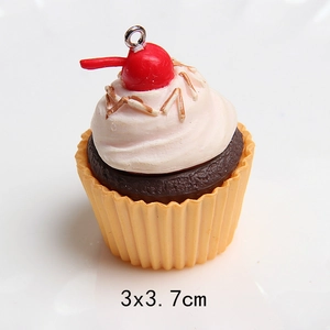 Portachiavi cupcake in miniatura con pirottino giallo e ciliegia rossa in cima