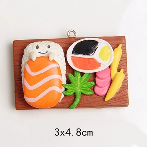 Dettaglio portachiavi sushi in resina con salmone e dimensioni mostrate di 3x4,8 cm