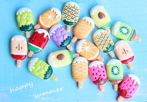 Vista dettagliata di ciondoli in resina a forma di gelato alla frutta per artigianato DIY