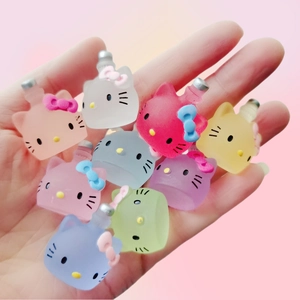 Mini botellas de perfume Hello Kitty luminosas en resina de varios colores en la mano