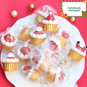 Detailansicht der einzeln verpackten Glitzer-Weihnachts-Cupcake-Anhänger mit Schneemann