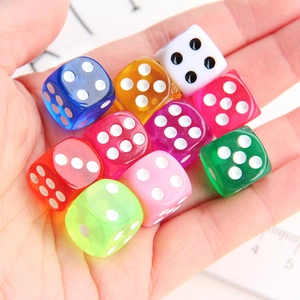 Set de dados de juego coloridos en acrílico redondeado en varios colores de caramelo
