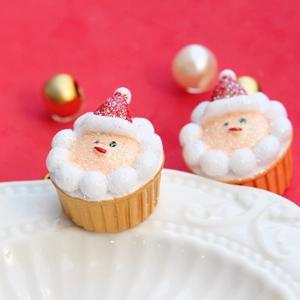 Dettaglio di cupcake natalizi in resina con glitter e basi dorate decorative