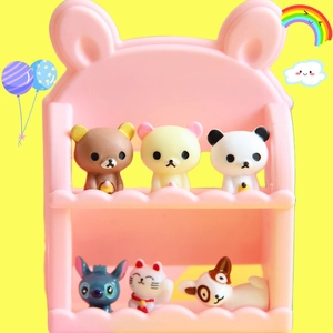 Conjunto de minifiguras de resina de animales con osos y personajes en un soporte de conejo
