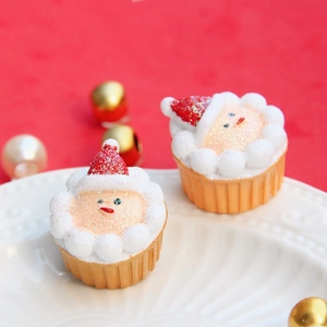 Dettaglio di ciondoli a forma di cupcake Babbo Natale in resina con glitter lucidi