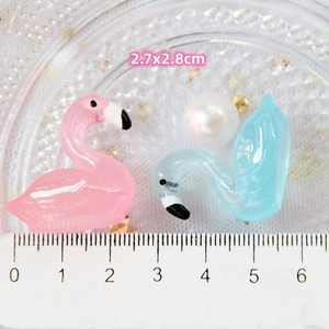 Detailansicht der 2,7x2,8cm Flamingo-Anhänger aus Harz mit weißem Perlen-Accessoire