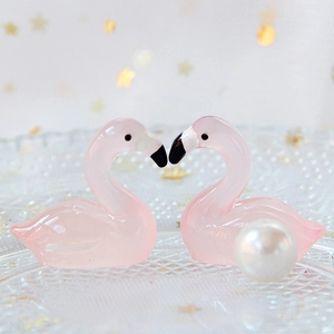 Miniatur-Deko aus rosa Harz mit Flamingos, die eine romantische Herzform bilden