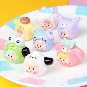 Detailopname van 7 kleurrijke Sanrio-harsfiguren op een wit dienblad gepresenteerd