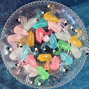 Detailaufnahme bunter Flamingo-Anhänger aus Harz für DIY-Schmuck und Bastelarbeiten
