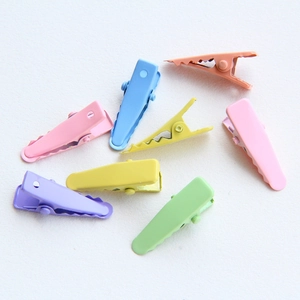 Dettaglio di fermagli per capelli in metallo opaco da 2,4 cm in vari colori macaron