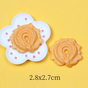 Detail showing 2.8x2.7cm orange flower-shaped resin cabochons for DIY crafts