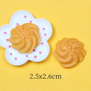 Macro view of cream swirl resin flatback flower charm for DIY crafts measuring 2.5x2.6cm
