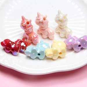 Détail de perles licorne en acrylique lumineuses colorées pour bijoux et chaînes DIY