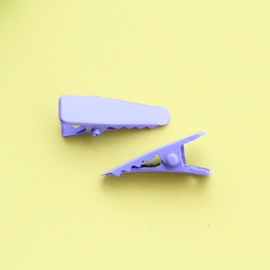Dettaglio di 2 fermagli per capelli in metallo viola da 2,4cm con molla interna