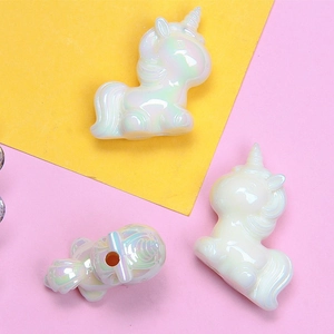 Gros plan de perles licorne en acrylique lumineuses avec finition irisée pour le bricolage