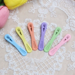 Set van 6 macaron gekleurde holle haarklemmen op een witte bloemen kant achtergrond