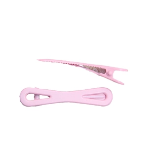 Roze matte haarclipset met macaronkleuren en hol ontwerp op een witte achtergrond