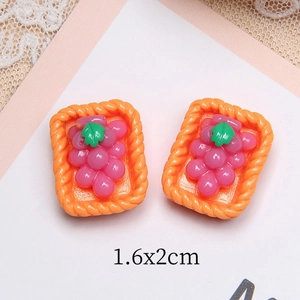 Macro-opname van 1,6x2cm paarse hars druivenbedeltjes voor DIY-haarclips en knutselen