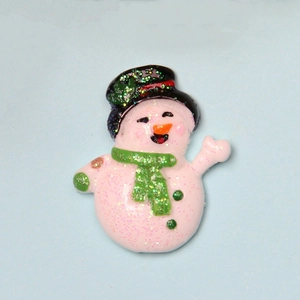 Détail d'un bonhomme de neige en résine DIY avec paillettes roses et chapeau haut