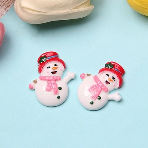 Détail de deux bonhommes de neige en résine brillante avec chapeaux rouges pour bricolage de Noël