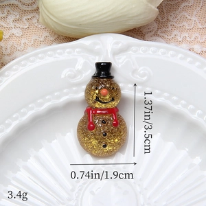 Vue macro d'un accessoire bonhomme de neige en résine transparente avec des paillettes