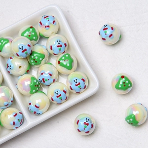 Vista macro de cuentas navideñas de 16mm pintadas a mano con hombre de jengibre y pino