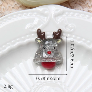 Détail macro du charm renne en résine scintillante pour pinces à cheveux et loisirs