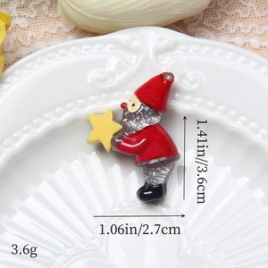 Détail de la figurine de Noël en résine pailletée mesurant 3,6 cm sur 2,7 cm