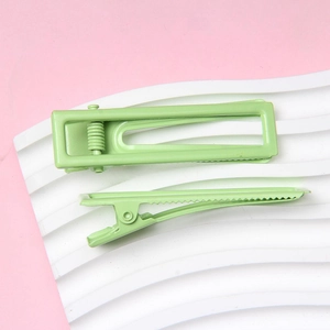 Détail des barrettes à cheveux évidées vert menthe de 6 cm et pinces à bec en métal
