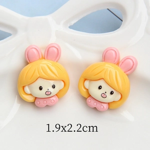 Dettaglio macro di accessorio in resina per capelli con bambina dei cartoni animati