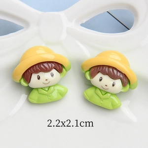 Dettaglio di ciondoli a forma di ragazzo in resina per fai da te, misura 2,2x2,1 cm