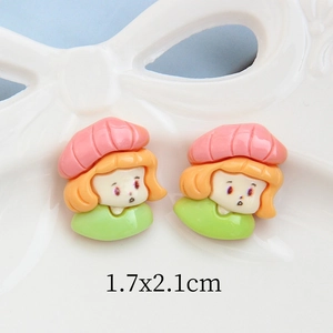 Dettaglio macro di charms in resina a forma di ragazza, misura 1.7x2.1 cm per DIY