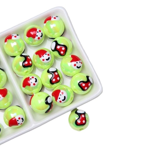 Cuentas navideñas de 16mm con Papá Noel y setas en una bandeja organizadora blanca