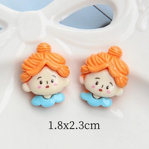 Dettaglio di ciondoli in resina 1,8x2,3cm che mostrano graziose ragazze dei cartoni