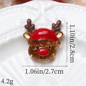 Dettaglio macro del ciondolo a renna di Natale in resina con dimensioni 2.8cm x 2.7cm e glitter