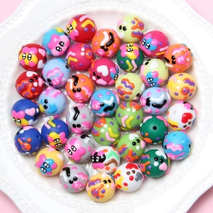 Perles de dessin animé colorées avec des yeux peints sur une assiette pour bijoux DIY