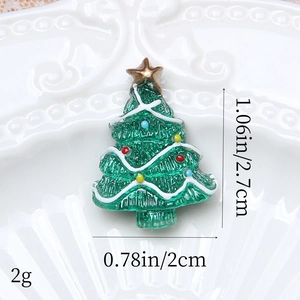 Vista macro di un ciondolo ad albero di Natale in resina con glitter e dimensioni
