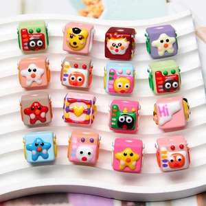 Perles cubiques 3D peintes à la main avec étoiles et cœurs pour création de bijoux DIY