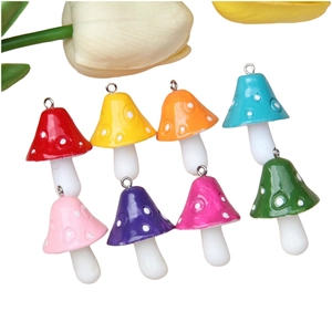 Lot de 8 pendentifs champignons colorés en résine avec boucles pour colliers et bijoux