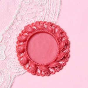Vintage 2.5cm round pink relief pendant tray with decorative swirl edges for DIY jewelry