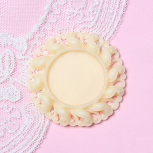 Macro shot of 2.5cm cream white resin vintage embossed round cameo bezel frame for DIY