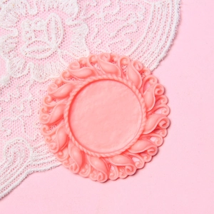 Detailed top view of a pink vintage 2.5cm relief round base tray for DIY jewelry projects