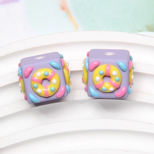 Perle in silicone quadrate viola pastello con motivi in rilievo 3D di ciambelle e dolci