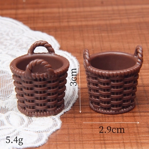 Miniature brown resin woven basket model for dollhouses showing 3cm height and 2.9cm width