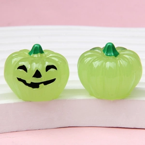 Detail van lichtgroene lichtgevende hars pompoenen met Jack-o'-lantern gezichtje